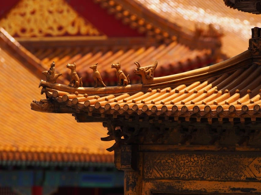 Decorative roof-ridge figurines on traditional imperial palace architecture